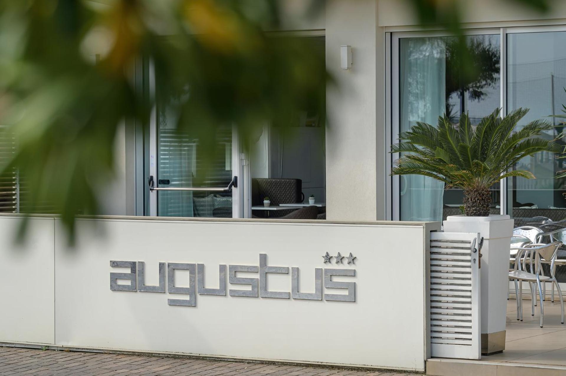 Hotel Augustus- Direttamente sul mare Misano Adriatico Esterno foto